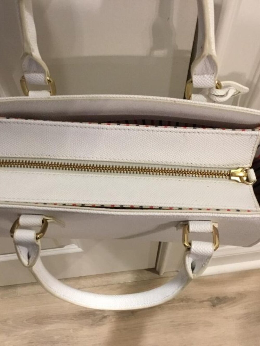 Samantha Thavasa x Fred Segal White Leather Handbag, Zipper Closure & Lock Charm - Picture 4 of 9